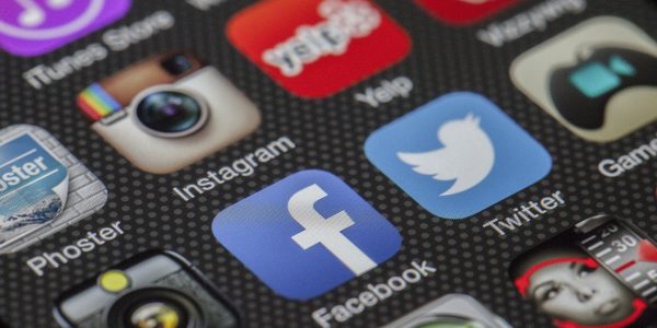 Di Instagram, Facebook e gli altri… guardami!